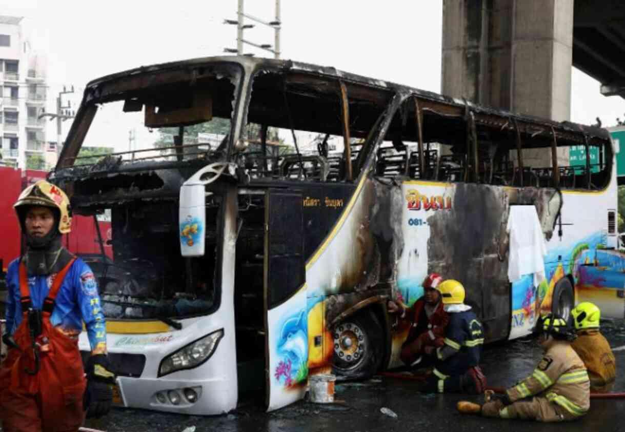 Bangkok'ta öğrenci ve öğretmenleri taşıyan otobüs alev aldı! 25 kişi öldü