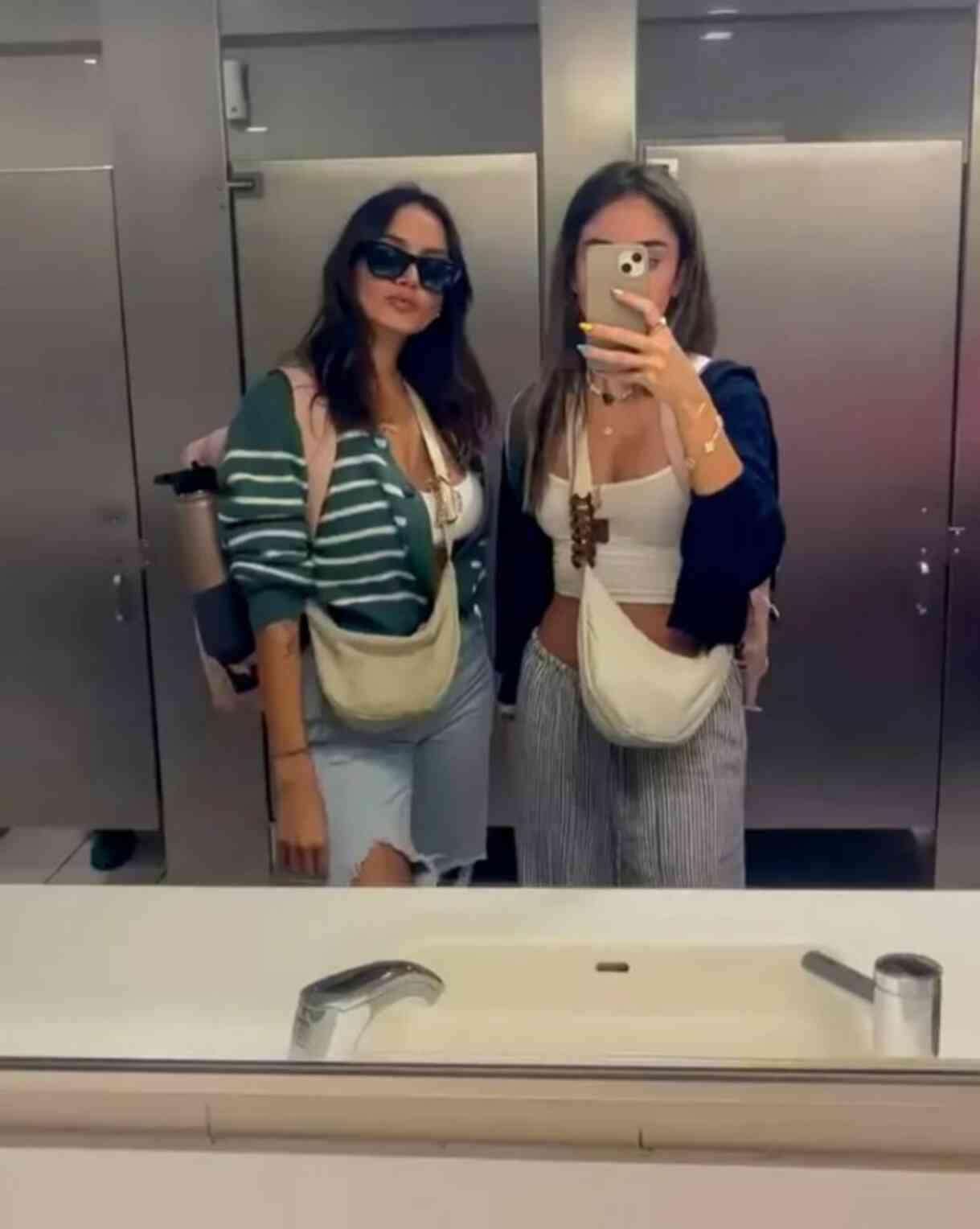 Uygun olmayan kıyafetler giyen iki kadın, uçaktan zorla indirildi