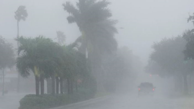 Kasırganın vurduğu Florida'da yetkililer, vatandaşlardan adlarını ve kan gruplarını silinmez kalem ile kollarına yazmalarını istedi