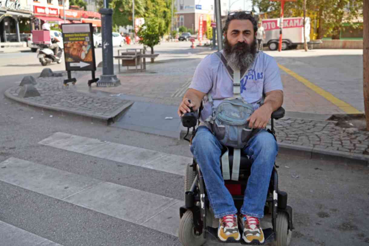 Engelli rampasına park eden otomobilin camlarını ve farlarını parçaladı Engelli rampasına park eden otomobilin camlarını ve farlarını parçaladı