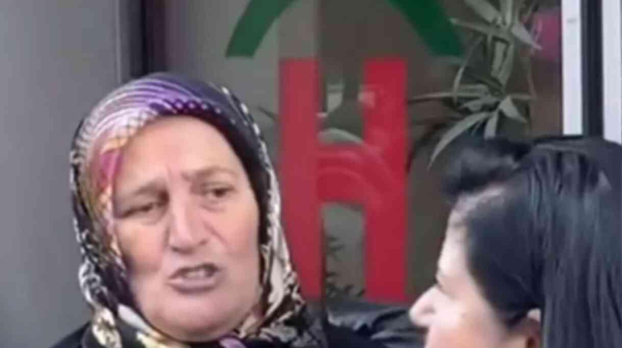 Yenidoğan anneleri, hastaneleri protesto etti, camları yumrukladı 'Bebeğimi 3 sefer entübe yaptılar'