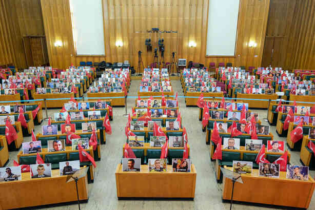 Bahçeli'ye kürsüden ip atan Müsavat Dervişoğlu, TBMM'ye de epey gösterişli girmiş