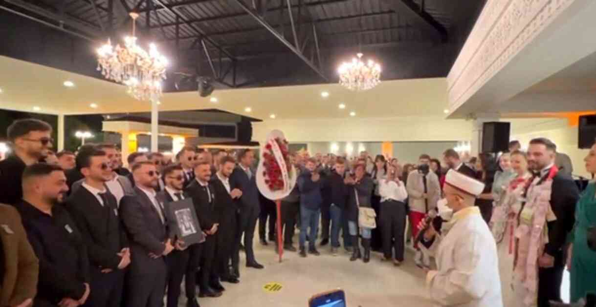 Düğün salonuna mezar taşı getirip gelinden söz aldılar Düğün salonuna mezar taşı getirip gelinden söz aldılar