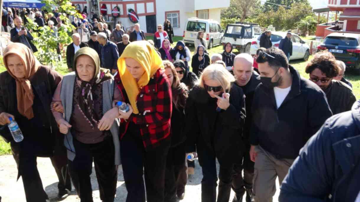 Ünlü şarkıcı Gülşen'in babası son yolculuğuna uğurlandı