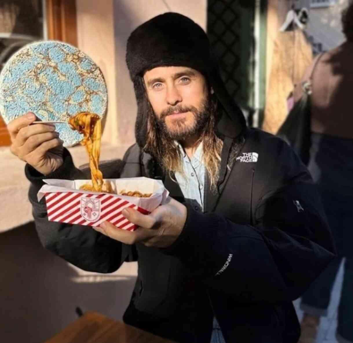 İstanbul'da taksi bulamayan ünlü oyuncu Jared Leto belediye otobüsüne bindi