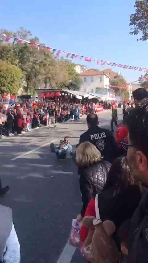 Meslektaşına çarpan motosikletli polis, duramayıp kalabalığa daldı