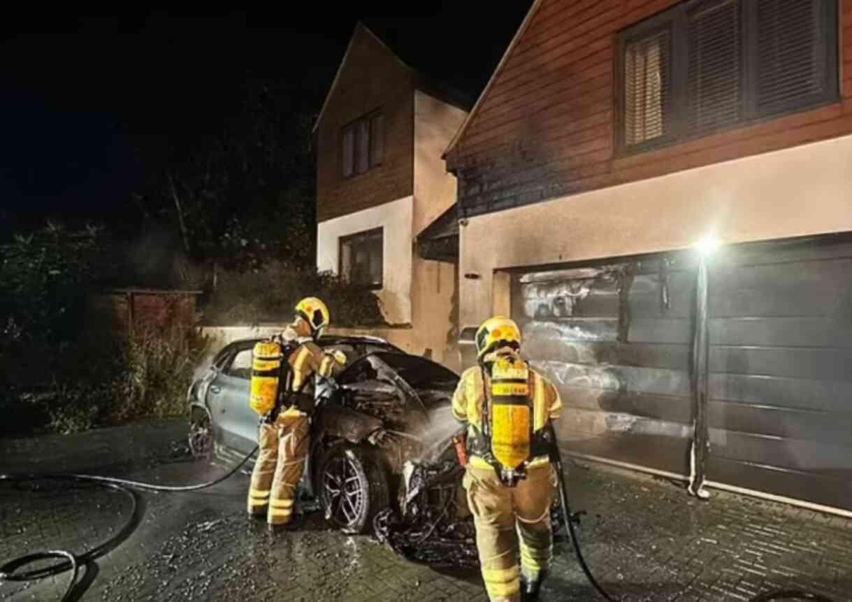 Lüks otomobil şarj olduğu sırada bomba gibi patladı