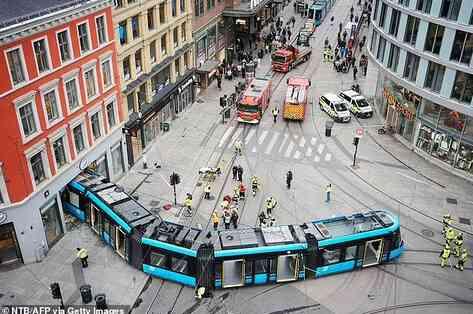 Raylardan çıkan tramvay Apple mağazasına daldı: 4 yaralı