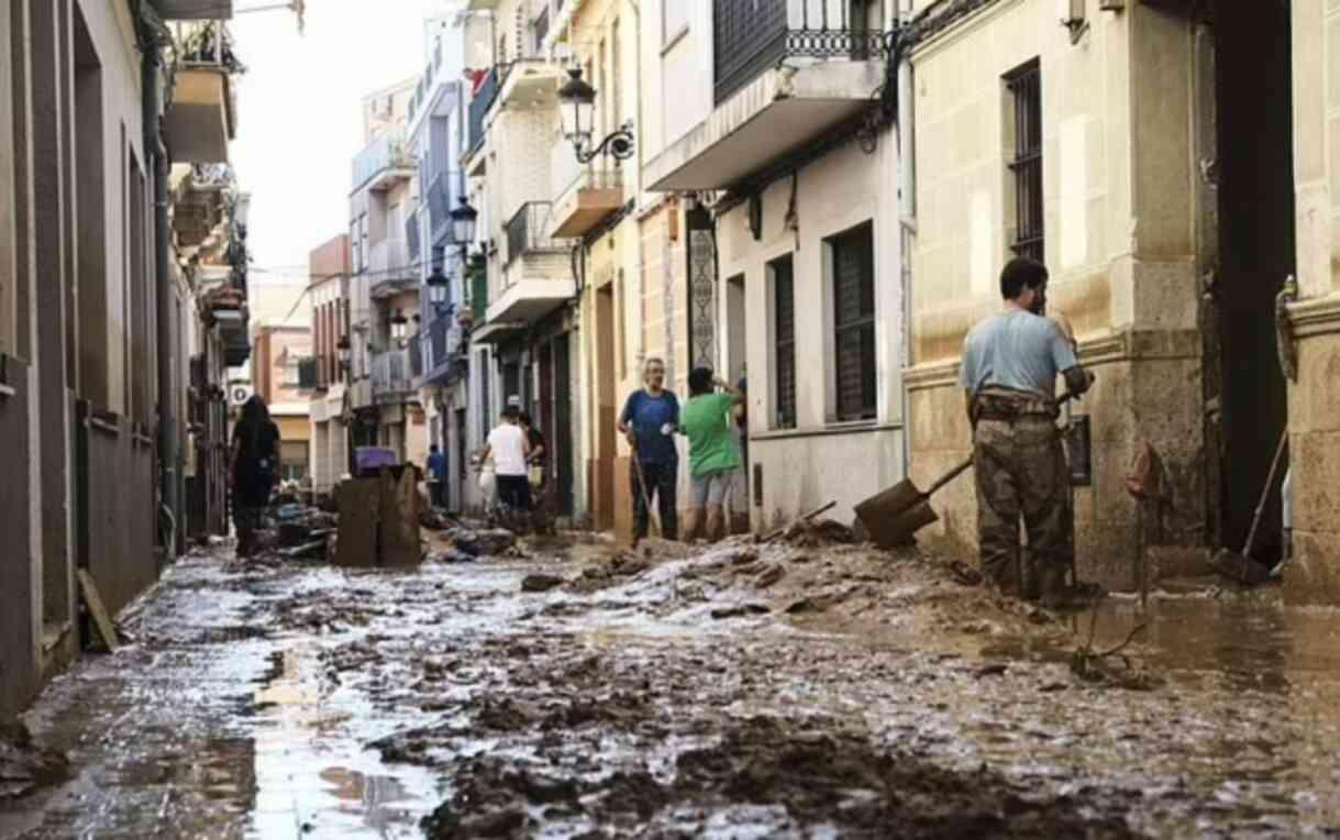 Sel felaketinde ölü sayısını 200'ü aştığı İspanya'da 2000 kişiden haber alınamıyor