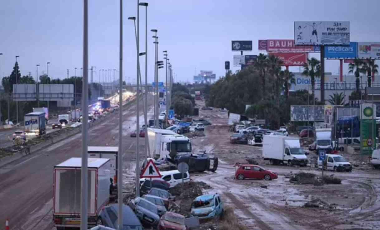 Sel felaketinde ölü sayısını 200'ü aştığı İspanya'da 2000 kişiden haber alınamıyor