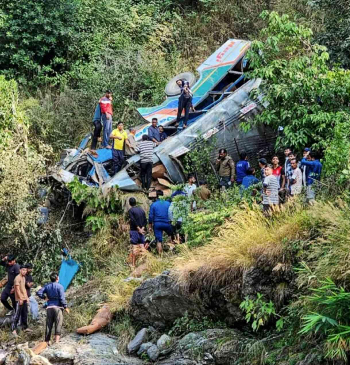 60 yolcu taşıyan otobüs, 60 metrelik vadiye yuvarlandı: 36 kişi hayatını kaybetti