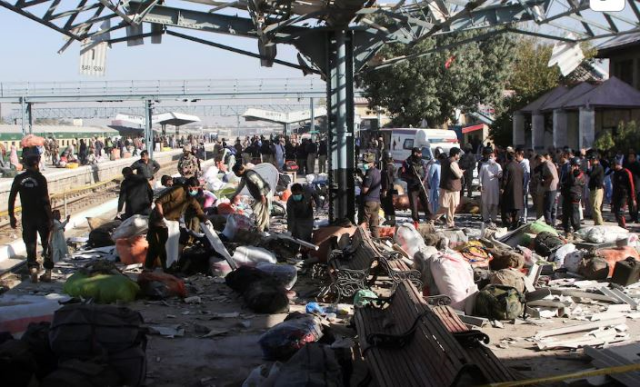 Pakistan'da tren istasyonuna yapılan bombalı saldırıda 24 kişi öldü, 40 kişi yaralandı