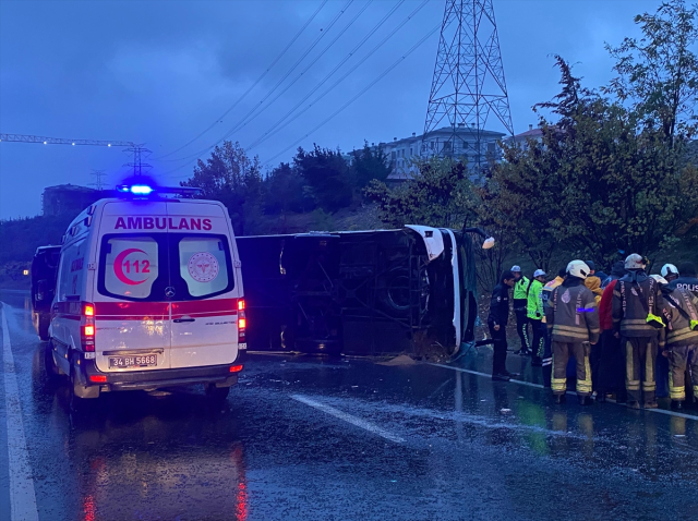 İstanbul'da yolcu otobüsü devrildi: 2 kişi öldü, 15 kişi yaralandı