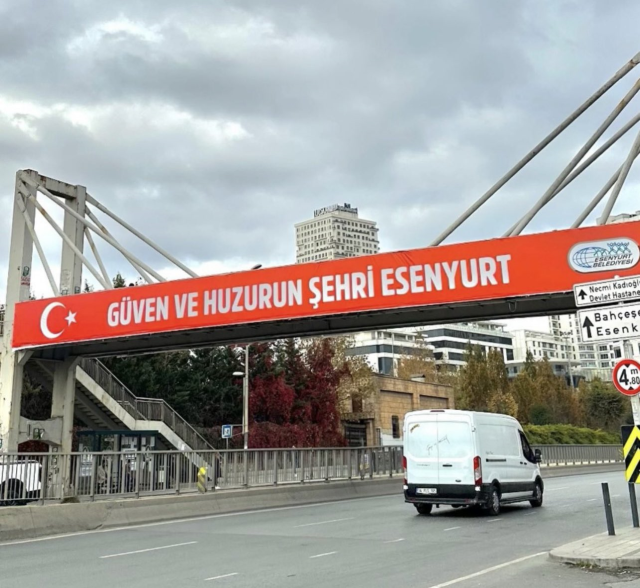 Kayyum Can Aksoy üst geçitlere 'Güven ve Huzurun Şehri Esenyurt' afişleri astırdı