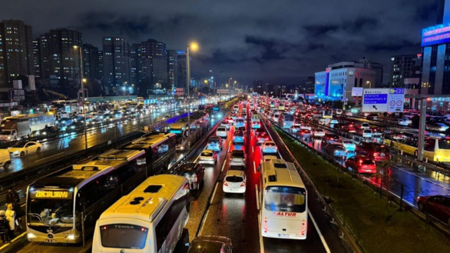 İstanbul haftanın son mesai gününde kıpkırmızı