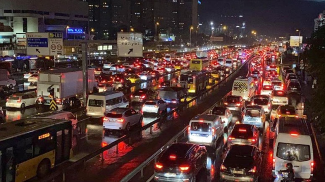 İstanbul haftanın son mesai gününde kıpkırmızı