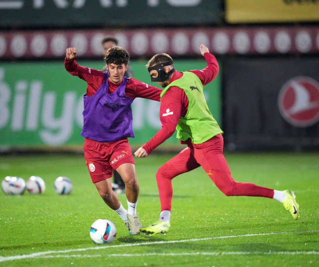 Galatasaraylı futbolcu, antrenmana maskeyle çıkmak zorunda kaldı