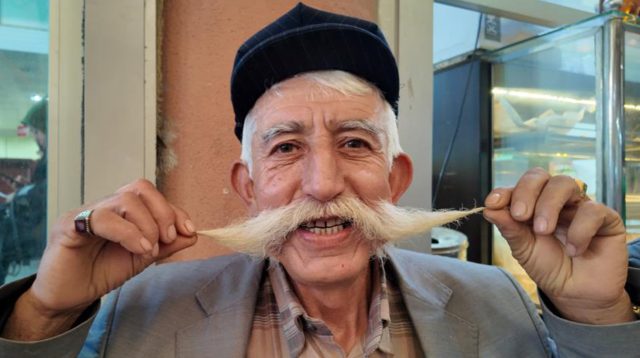 Beş yıldır uzattığı bıyıklarını gören fotoğraf çektiriyor Beş yıldır uzattığı bıyıklarını gören fotoğraf çektiriyor