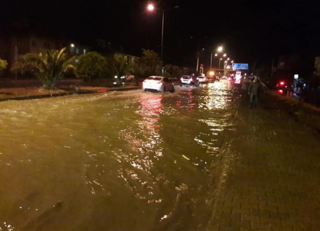 Nazilli'de sağanak cadde ve sokakları suyla doldurdu, belediye başkanı özür diledi