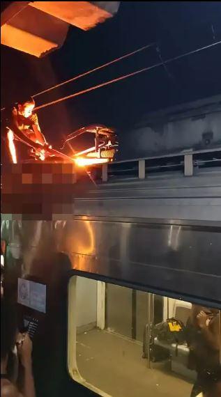 Tren sörfü yapan 13 yaşındaki çocuğa 2 kez elektrik çarptı