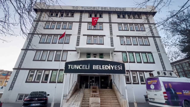 Tunceli ve Ovacık Belediyesi'ne kayyum atanmasının ardından belediye önünde protestolar başladı