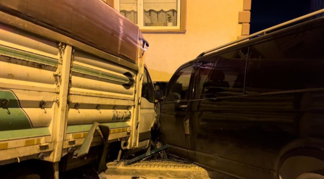 Bursa'da lodos nedeniyle kayan kamyonet bir evin salonuna girdi Bursa'da lodos nedeniyle kayan kamyonet bir evin salonuna girdi