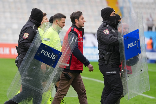 Görüntüler Türkiye'den: Tribünler karıştı, başkan taraftarların arasına daldı