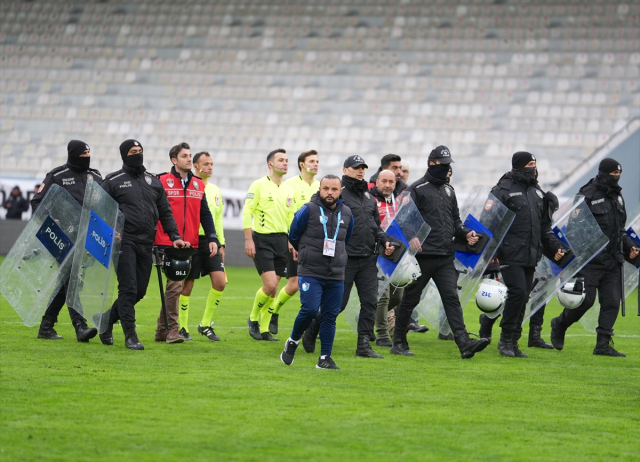 Görüntüler Türkiye'den: Tribünler karıştı, başkan taraftarların arasına daldı