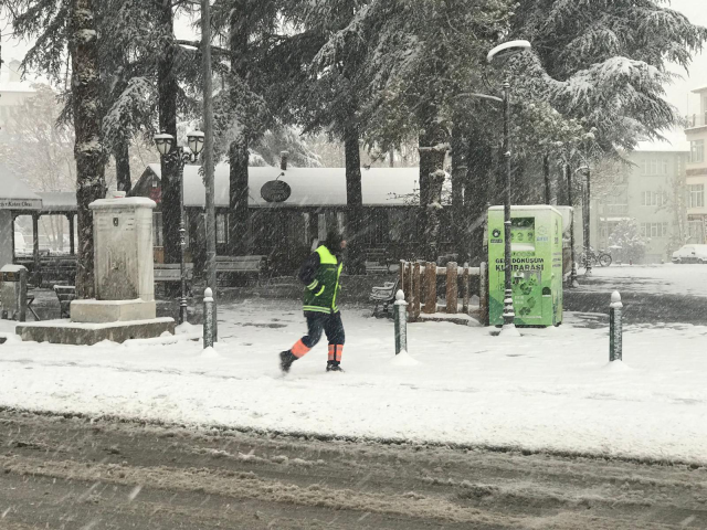 Konya'yı 4 ile bağlayan kara yollarında ulaşıma kar engeli