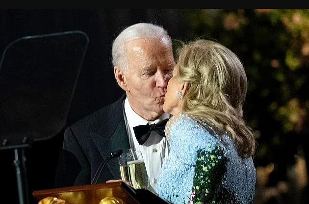 Joe Biden, Beyaz Saray'daki veda yemeğinde gözyaşlarını tutamadı