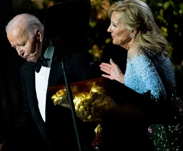 Joe Biden, Beyaz Saray'daki veda yemeğinde gözyaşlarını tutamadı