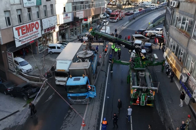 Güngören'de yol çöktü, 2 kamyon çukura düştü