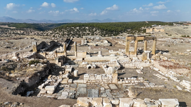 Uşak'ta Hadrianus'a ait 2 bin yıllık yazıt bulundu