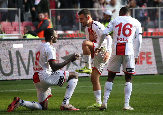 Gol olup yağdılar: Volkan Demirel'e Samsun'da şok