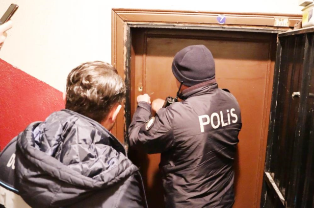 Tüm ekiplerin seferber olduğu şahıs kapıdakileri böyle azarladı: Yatmak da mı sorun? Tüm ekiplerin seferber olduğu şahıs kapıdakileri böyle azarladı: Yatmak da mı sorun?