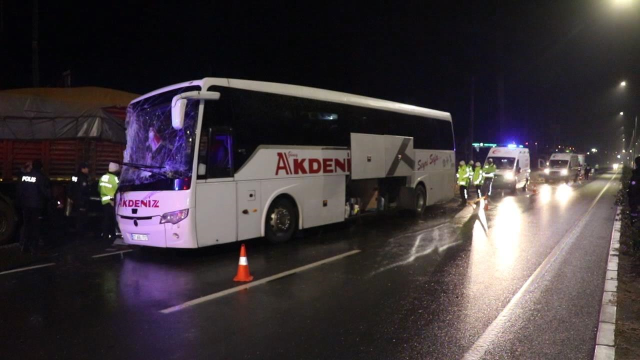 Denizli'de yolcu otobüsü TIR'a çarptı: 1 kişi öldü, 20 kişi yaralandı