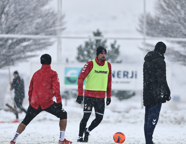 Sivasspor'un Galatasaray maçı öncesindeki antrenmanı yarıda kaldı