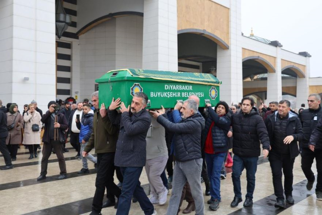 Annesinin cenazesinde Mahsun Kırmızıgül'e büyük ayıp