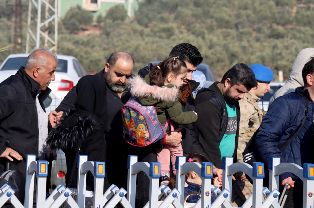 Esad rejiminin devrilmesinin ardından Türkiye'deki Suriyeliler ülkelerine dönüyor