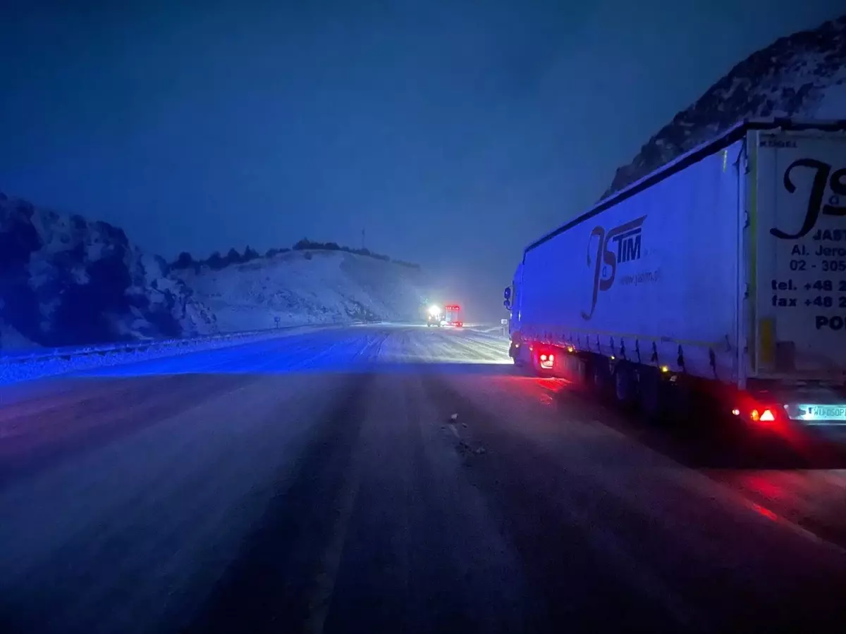 Erzincan Sivas Yolunda Kar Engeli Son Dakika