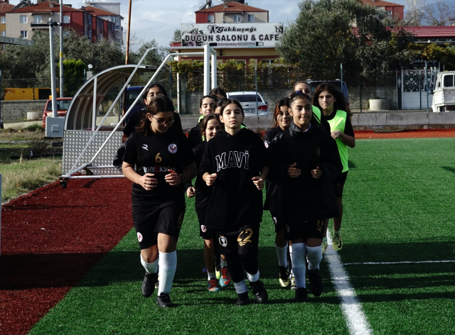 Öğretmen baba, kızı için futbol takımı kurdu