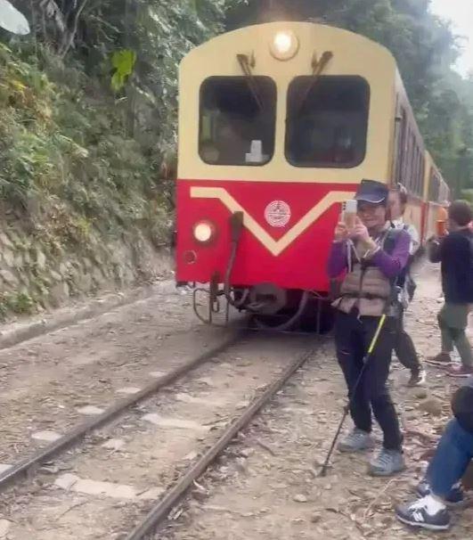 Raylarda selfie çekmeye çalışan turiste tren çarptı