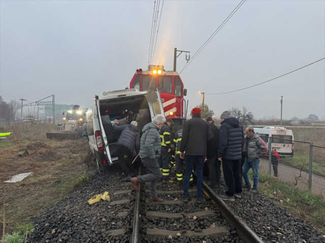 Kırklareli'nde yük treni işçi servisine çarptı: 2 yaralı var