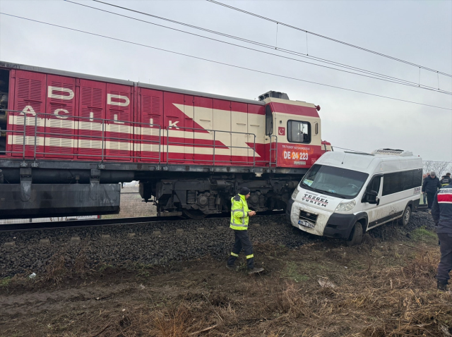 Kırklareli'nde yük treni işçi servisine çarptı: 2 yaralı var