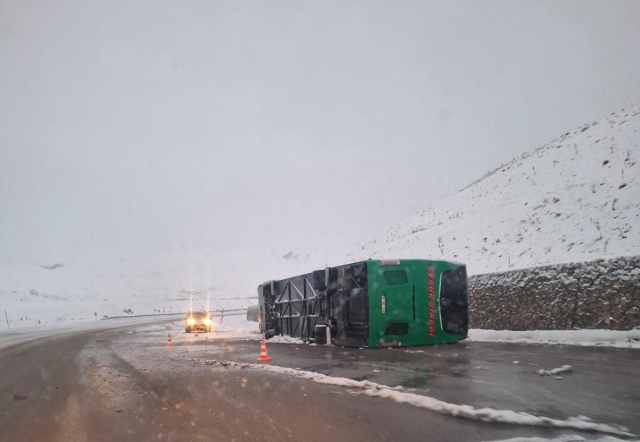 Bingöl'de yolcu otobüs devrildi: 2 ölü, 16 yaralı