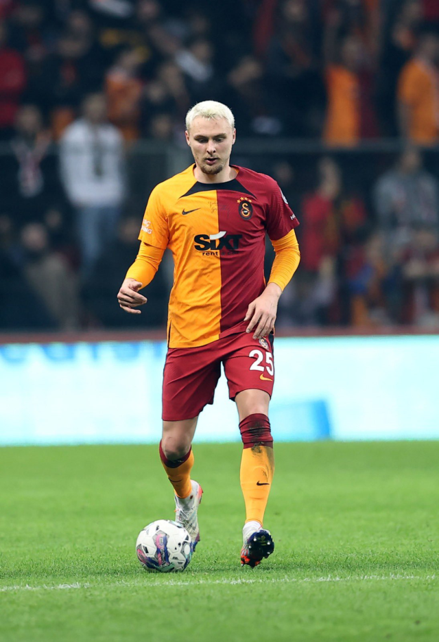 Okan Buruk, Galatasaray'dan ayrılacak ilk futbolcunun adını verdi