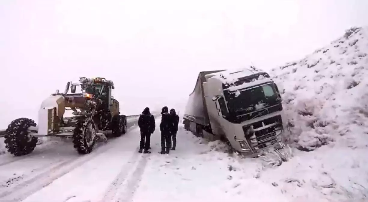 Başkale de Kar Yağışı Kazalara Neden Oldu Son Dakika