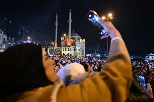 İstanbul'da yeni yıl havai fişeklerle karşılandı