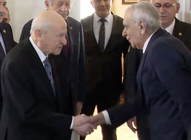 Ahmet Türk görüşmede MHP lideri Bahçeli'ye kehribar tespih hediye etti