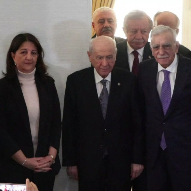 Ahmet Türk görüşmede MHP lideri Bahçeli'ye kehribar tespih hediye etti